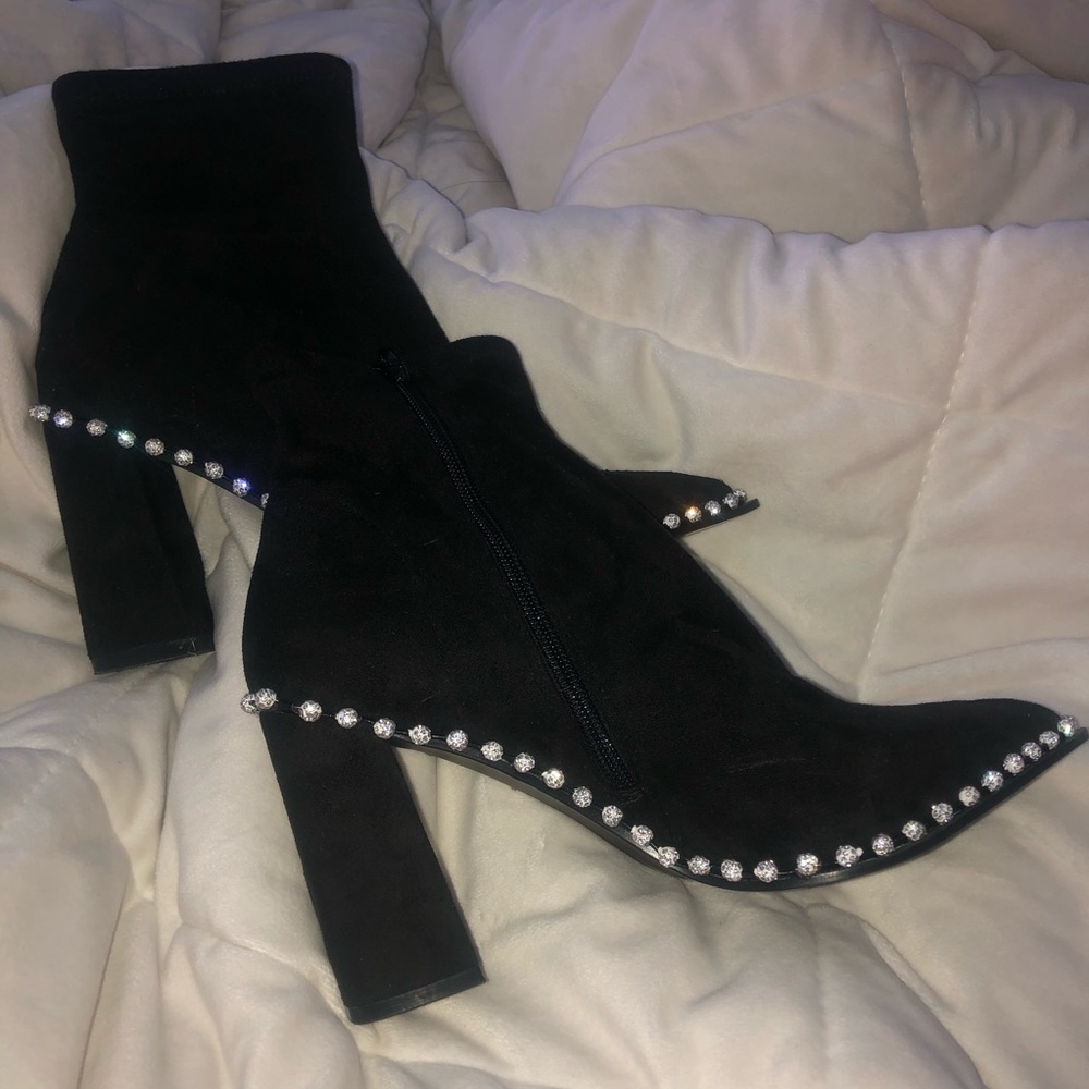 Edita women’s zipper ankle booties